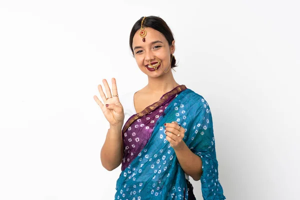年轻的印度妇女 背景是白色的 她很快乐 手指头数着四个 — 图库照片