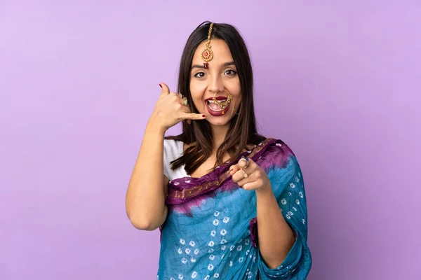 Jeune Femme Indienne Isolée Sur Fond Violet Faisant Geste Téléphone — Photo