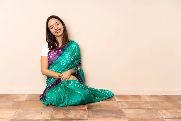 Mujer India Joven Sentada Suelo Con Los Brazos Cruzados Feliz —  Fotos de Stock