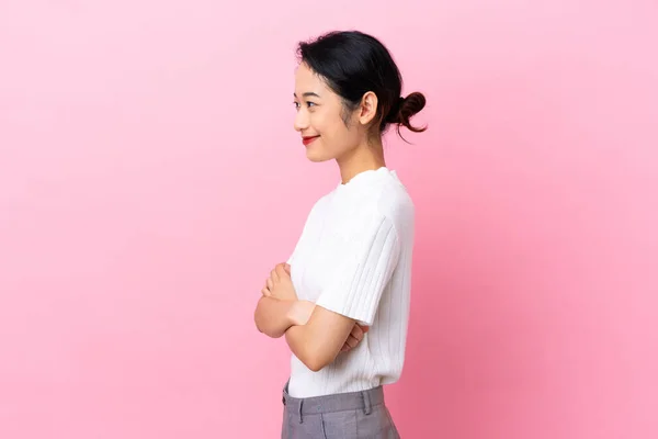 Young Vietnamese Woman Isolated Pink Background Lateral Position — Φωτογραφία Αρχείου