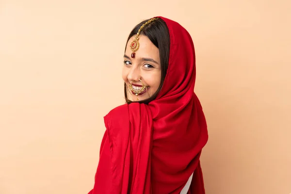 Mujer India Joven Aislada Sobre Fondo Beige —  Fotos de Stock