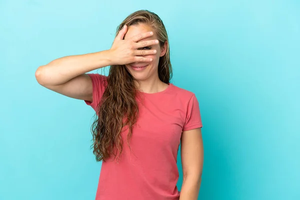 Junge Kaukasische Frau Isoliert Auf Blauem Hintergrund Die Die Augen — Stockfoto