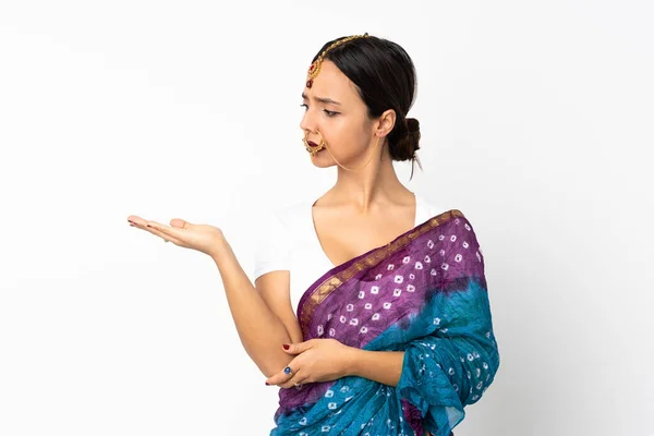 Ung Indian Kvinna Isolerad Vit Bakgrund Håller Copyspace Med Tvivel — Stockfoto