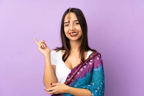 Jeune Femme Indienne Isolée Sur Fond Violet Heureux Pointant Vers — Photo