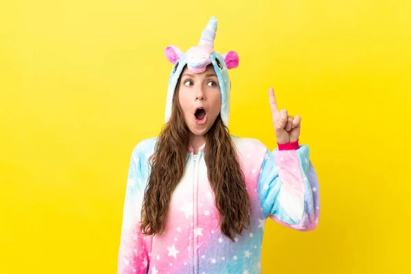 Mädchen Mit Einhorn Pyjama Über Isoliertem Hintergrund Denkt Eine Idee — Stockfoto