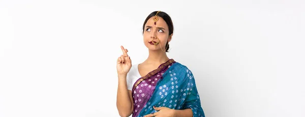 年轻的印度妇女被隔离在白色背景下 手指交叉 祝愿她最好 — 图库照片