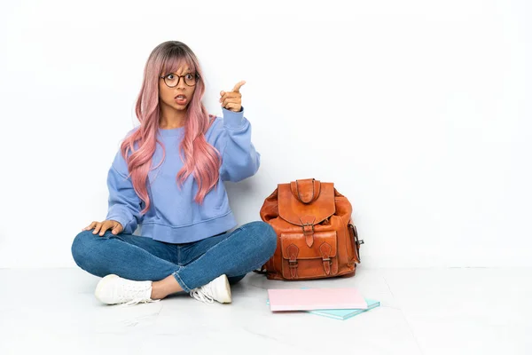 Joven Estudiante Raza Mixta Mujer Con Pelo Rosa Sentado Uno — Foto de Stock