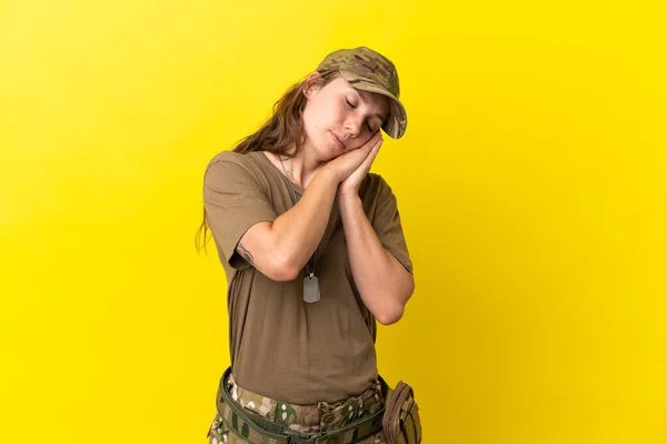 Військова Біла Жінка Тегом Собак Ізольована Жовтому Тлі Робить Жест — стокове фото