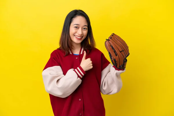 Jonge Vietnamese Speler Vrouw Met Honkbal Handschoen Geïsoleerd Gele Achtergrond — Stockfoto