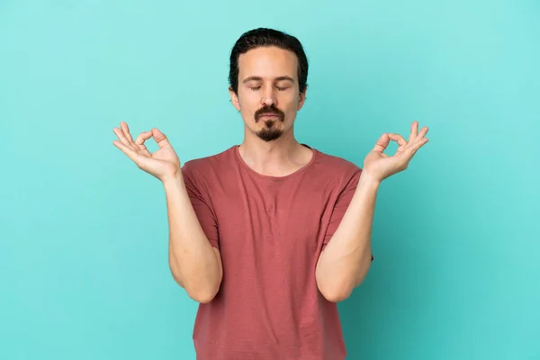 Joven Hombre Caucásico Aislado Sobre Fondo Azul Pose Zen — Foto de Stock