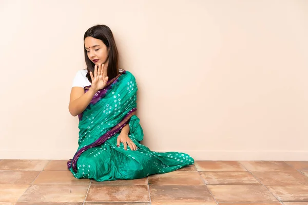 Jeune Femme Indienne Assise Sur Sol Position Arrière — Photo