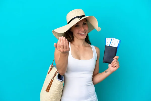 Young Caucasian Woman Holding Beach Bag Passport Pamel Isolated Blue — Stock fotografie