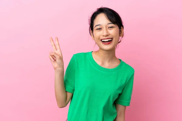 Jeune Femme Vietnamienne Isolée Sur Fond Rose Souriant Montrant Signe — Photo