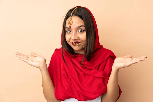 Ung Indisk Kvinna Isolerad Beige Bakgrund Har Tvivel — Stockfoto