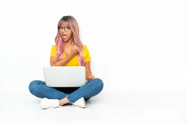 Jovem Mulher Raça Mista Com Laptop Com Cabelo Rosa Sentado — Fotografia de Stock