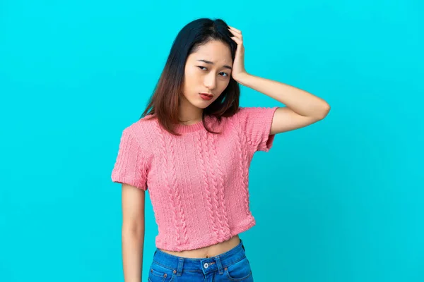 Молода Єтнамська Жінка Ізольована Синьому Тлі Вираженням Розчарування Нерозуміння — стокове фото