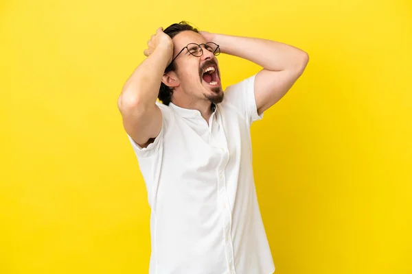 Jovem Caucasiano Isolado Fundo Amarelo Estressado Oprimido — Fotografia de Stock