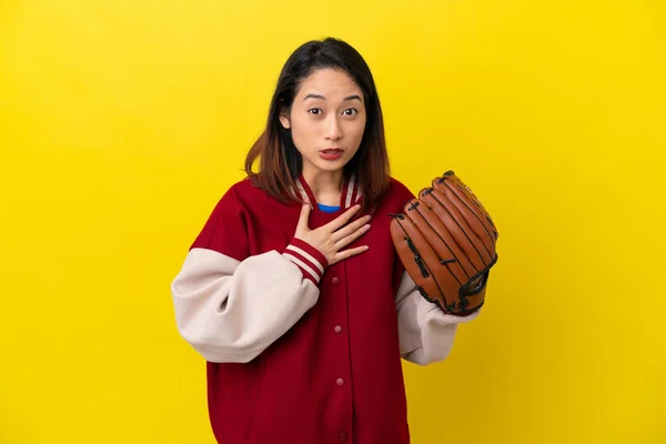 Jonge Vietnamese Speler Vrouw Met Honkbal Handschoen Geïsoleerd Gele Achtergrond — Stockfoto