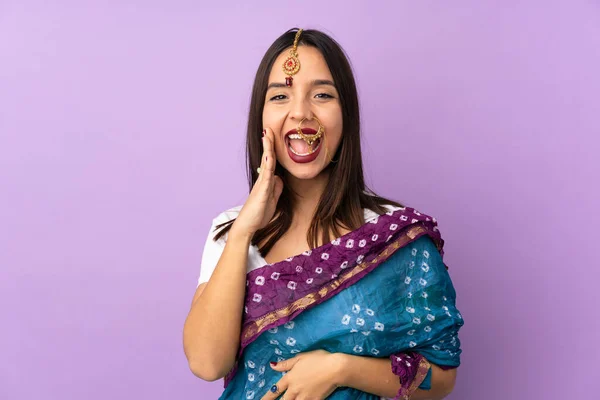 Mulher Indiana Jovem Isolado Fundo Roxo Gritando Com Boca Bem — Fotografia de Stock