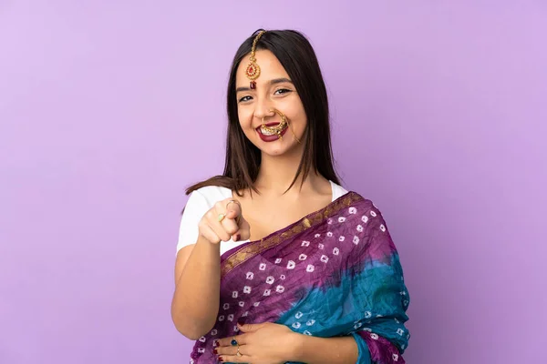 Jovem Indiana Mulher Isolado Roxo Fundo Apontando Frente Com Feliz — Fotografia de Stock