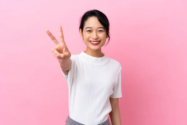 Молода Єтнамка Ізольована Рожевому Фоні Посміхається Показує Знак Перемоги — стокове фото