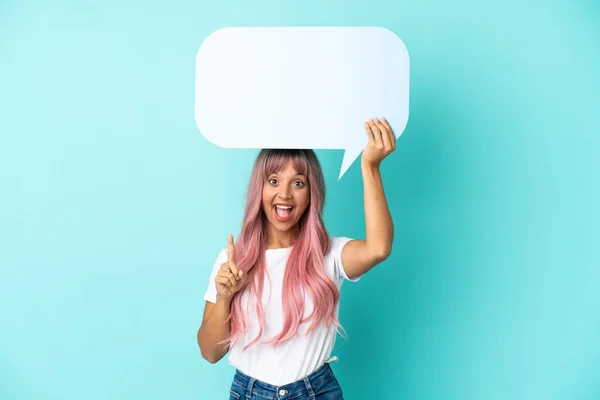 Jovem Mulher Raça Mista Com Cabelo Rosa Isolado Fundo Azul — Fotografia de Stock