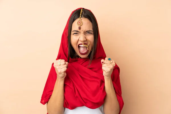 若いインド人女性はベージュの背景に不満悪い状況によって分離 — ストック写真