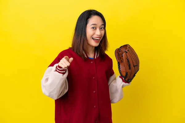 Jonge Vietnamese Speler Vrouw Met Honkbal Handschoen Geïsoleerd Gele Achtergrond — Stockfoto