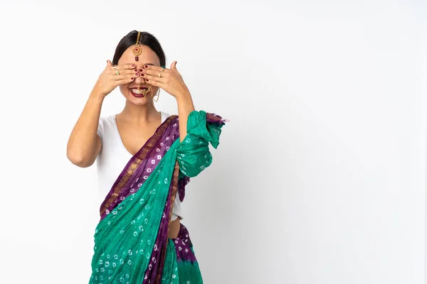 白い背景に手で目を覆い笑顔で孤立した若いインド人女性 — ストック写真