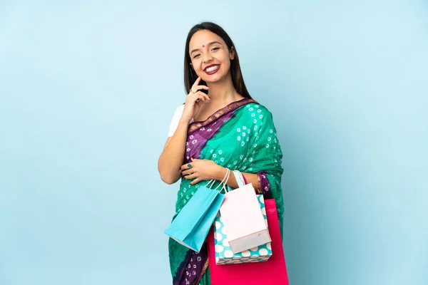 年轻的印度女人拿着购物袋笑着 — 图库照片