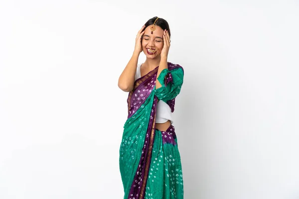 白地に孤立した若いインド人女性が笑う — ストック写真