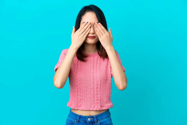 Νεαρή Βιετναμέζα Γυναίκα Απομονωμένη Μπλε Φόντο Που Καλύπτει Μάτια Χέρια — Φωτογραφία Αρχείου