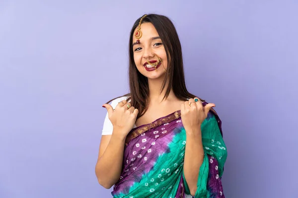 Jeune Femme Indienne Isolée Sur Fond Violet Avec Les Pouces — Photo