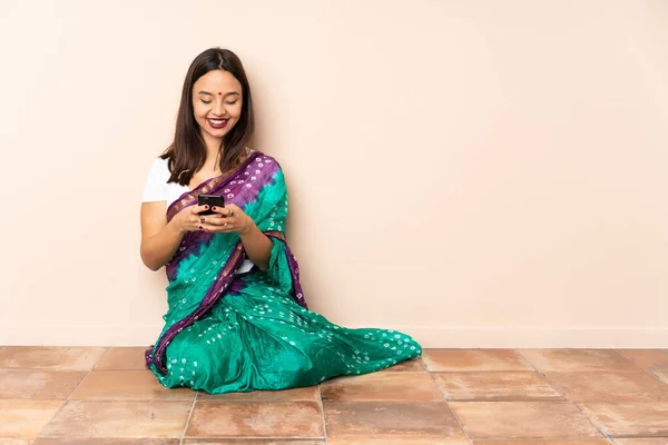 Jovem Indiana Sentada Chão Enviando Uma Mensagem Com Celular — Fotografia de Stock