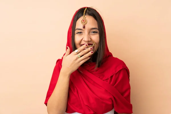 Jovem Indiana Isolada Fundo Bege Feliz Sorridente Cobrindo Boca Com — Fotografia de Stock