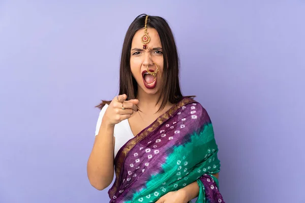 紫色の背景に不満を抱き 正面を指差す若いインド人女性 — ストック写真