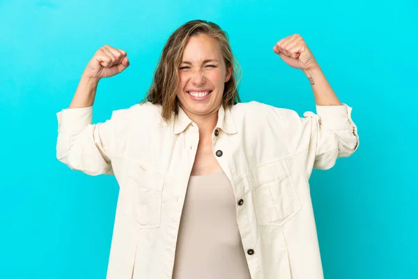 Young Caucasian Woman Isolated Blue Background Doing Strong Gesture — Stock Photo, Image