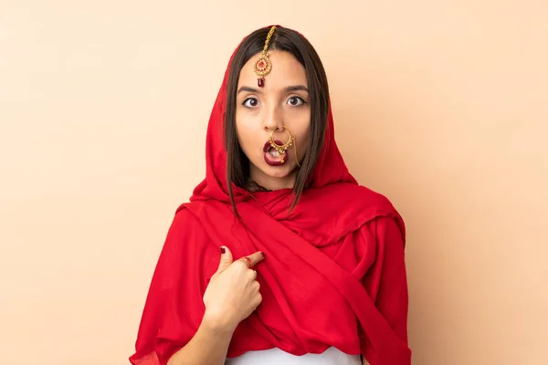 Ung Indisk Kvinna Isolerad Beige Bakgrund Pekar Sig Själv — Stockfoto