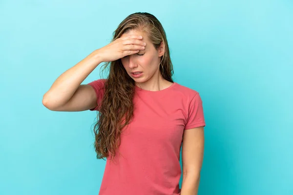 Jovem Caucasiana Isolada Fundo Azul Com Dor Cabeça — Fotografia de Stock