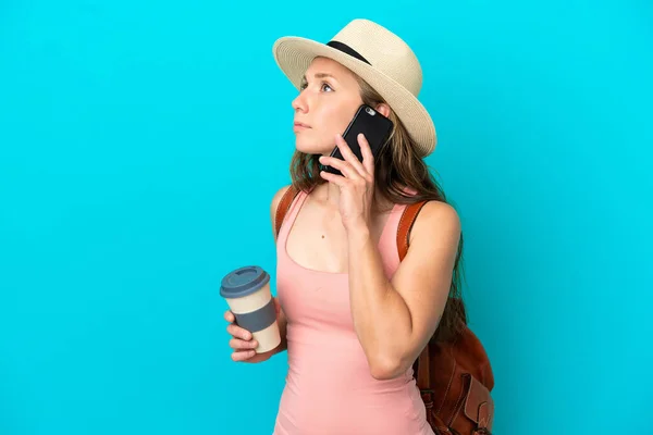 Giovane Donna Caucasica Vacanze Estive Isolato Sfondo Blu Con Caffè — Foto Stock