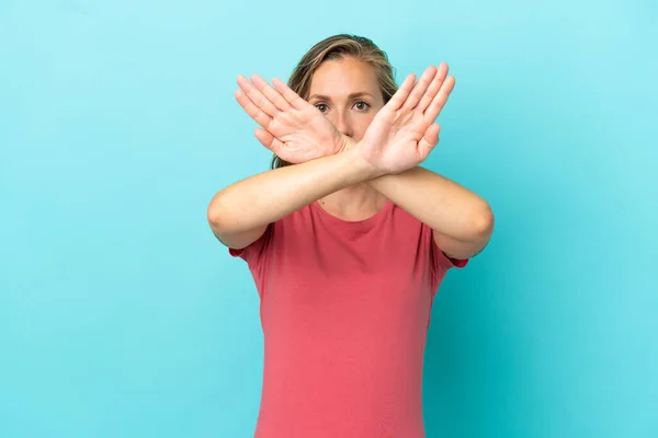 Jonge Kaukasische Vrouw Geïsoleerd Blauwe Achtergrond Maken Stop Gebaar Met — Stockfoto