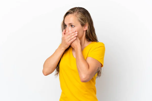 Jeune Femme Caucasienne Isolée Sur Fond Blanc Couvrant Bouche Regardant — Photo