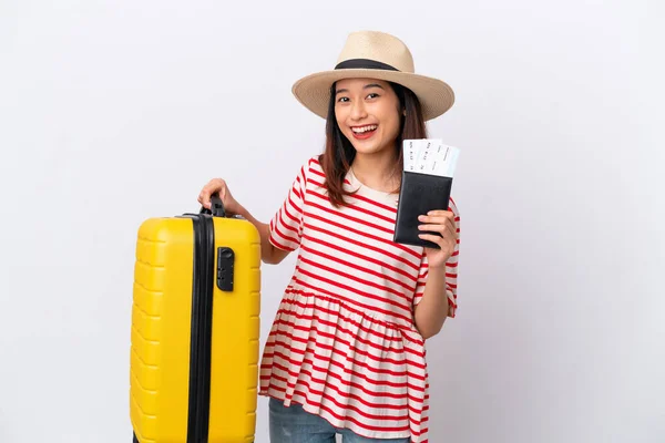 ベトナムの若い女性は スーツケースとパスポートで休暇中に白い背景に隔離されました — ストック写真