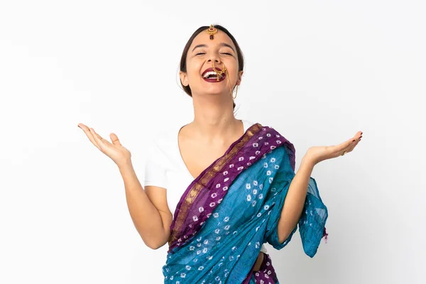 Jeune Femme Indienne Isolée Sur Fond Blanc Souriant Beaucoup — Photo