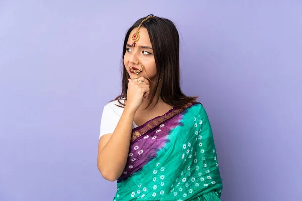 Jeune Femme Indienne Isolée Sur Fond Violet Ayant Des Doutes — Photo