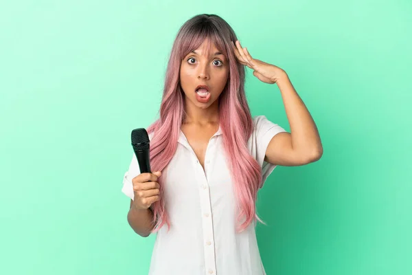 Молодая Певица Смешанной Расы Розовыми Волосами Изолированы Зеленом Фоне Удивлением — стоковое фото