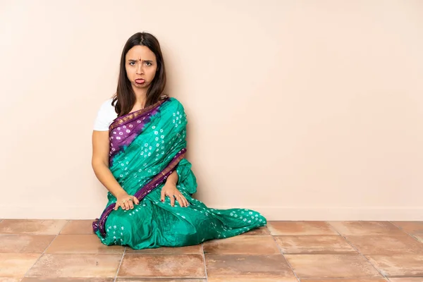 Νεαρή Ινδή Που Κάθεται Στο Πάτωμα Λυπημένη Έκφραση — Φωτογραφία Αρχείου