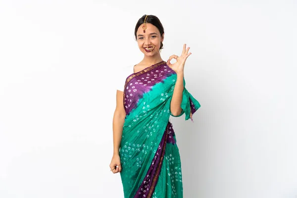 若いですインドの女性は 指でOkサインを示す白い背景に隔離 — ストック写真