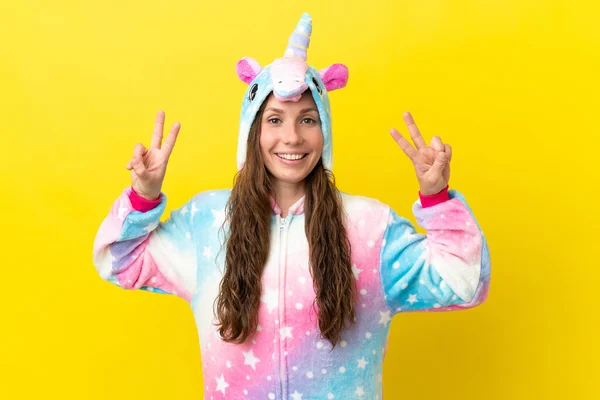 Chica Con Pijama Unicornio Sobre Fondo Aislado Mostrando Signo Victoria —  Fotos de Stock