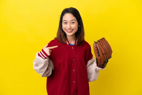 Jonge Vietnamese Speler Vrouw Met Honkbal Handschoen Geïsoleerd Gele Achtergrond — Stockfoto